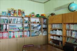 В методическом кабинете собрана библиотека методической литературы, периодических изданий, наглядных пособий, имеются игрушки, технические средства обучения для детей.